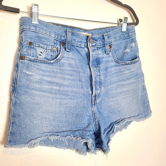 Levi's Premium Ribcage Light Wash Denim High-Rise Cutoff Shorts Size 28 - Picture 4 of 10